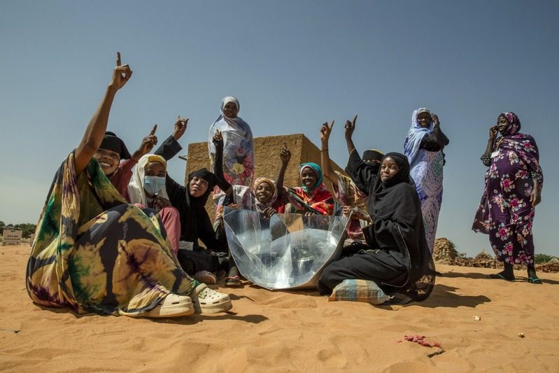 Solar cookers in gebruik in een vluchtelingenkamp in Tsjaad